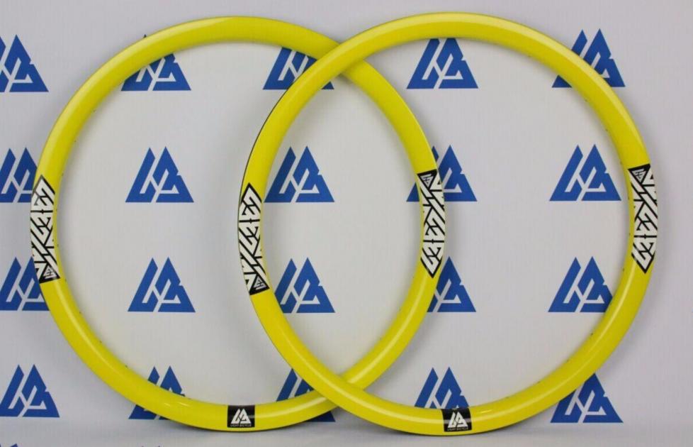 Mountain bike wheels 26er with yellow painting white decals
