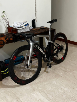 pinarello-dogma-on-light-bicycle-r65-aero-wheels