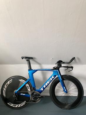 trek-time-trial-bike-on-light-bicycle-r88-wheel-front-zipp-disc-wheel-rear