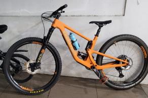 Santa-Cruz-Hightower-on-Light-Bicycle-RM29C07-wheels