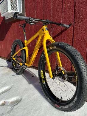 Fezzari-fat-bike-26er-on-Light-Bicycle-RSNOW03-wheels