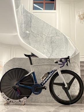 light-bicycle-triflow-c22-disc-precisionx-c22-disc-carbon-wheelset-installed-on-a-pinarello-dogma