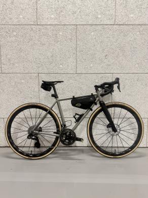 light-bicycle-turbo-40-disc-custom-wheelset-installed-on-moots-vamoots-33