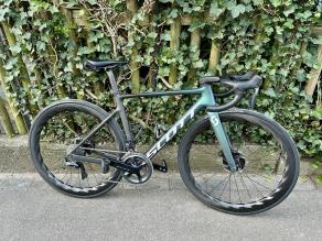 light-bicycle-turbo-50-disc-custom-carbon-wheelset-installed-on-scott-addict-rc
