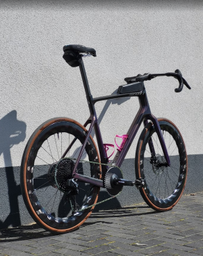 light-bicycle-turbo-65-disc-carbon-wheelset-installed-on-a-addict-gravel-bike.