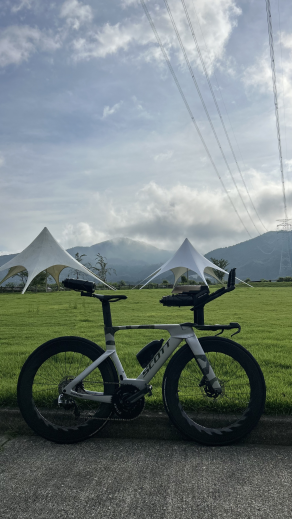 light-bicycle-turbo-78-disc-custom-carbon-wheels-installed-on-a-scott-triathlon-bike