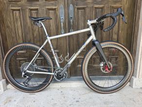 light-bicycle-wg55-disc-wide-gravel-carbon-wheelset-installed-on-a-moots-routt-rsl