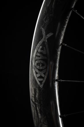 light-bicycle-wr40-disc-ar465-disc-review-head-turning-custom-marble-finish